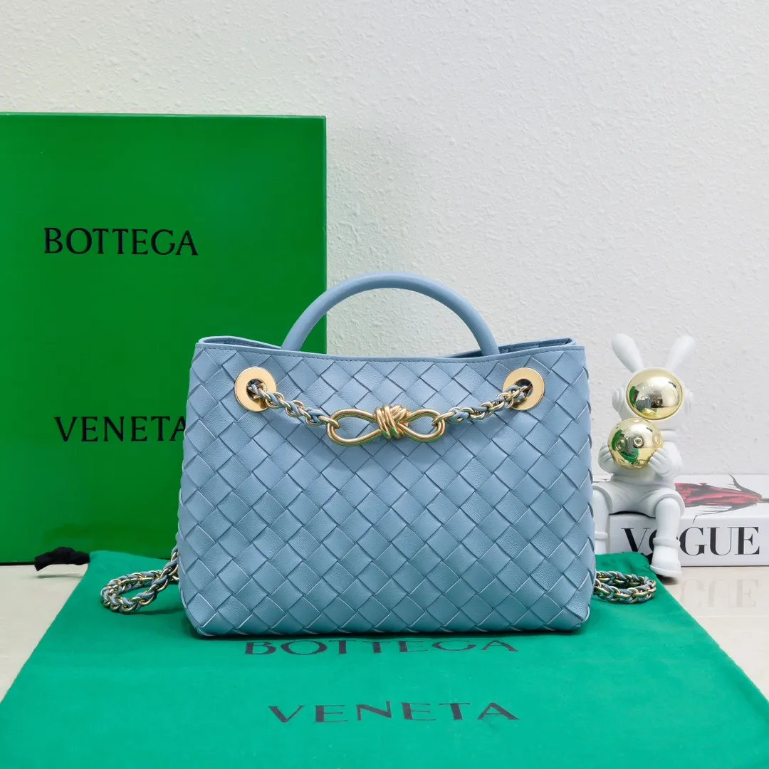 Batch 1960 BOTTEGA VENETA 2024 spring and summer new small ANDIAMO chain bag is also available! 🔥🔥I believe many friends have been waiting for a long time. The metallic chain adds a touch of sophistication to the original softness and elegance of Andiamo. The collision of classic craftsmanship and elegance creates a different kind of beauty. Style number: 6008 Size: 25*22*10.5cm